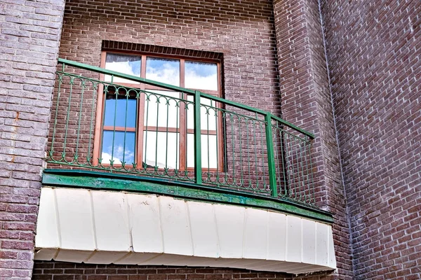 复古风格联排别墅的阳台. — 图库照片