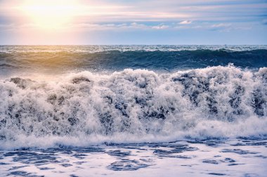 Fırtınalı zaman dalgalar görünümü.