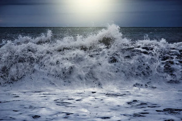 Вид на море в штормовое время . — стоковое фото
