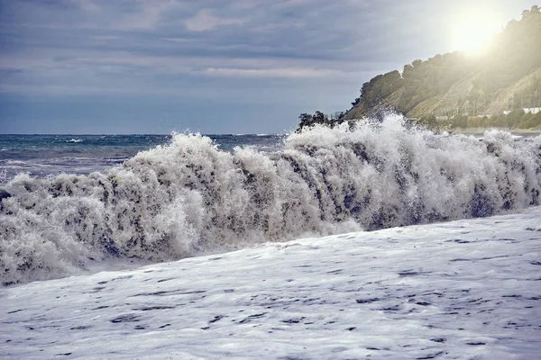 Costa del mare in tempo tempestoso . — Foto Stock