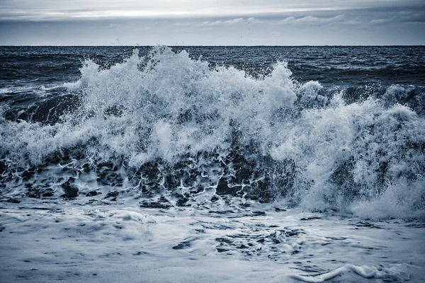 Вид на море в штормовое время . — стоковое фото