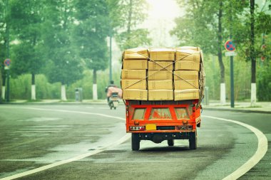 Küçük yük araba karton kutular ile.