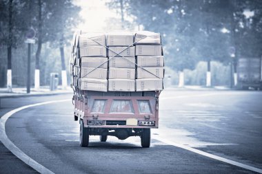 Küçük yük araba karton kutular ile.