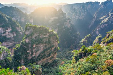 Renkli uçuruma Zhangjiajie Forest Park içinde görünümünü gündoğumu.