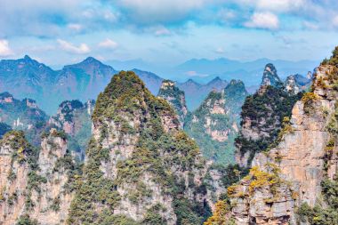Renkli kayalıklarla Zhangjiajie Forest Park içinde.