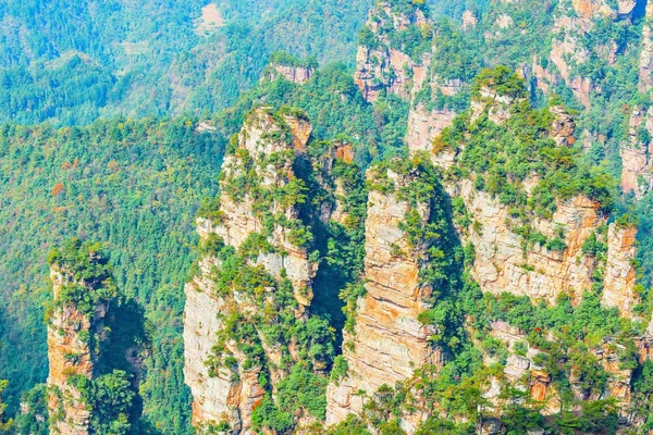 Красочные скалы в лесном парке Чжанцзяцзе . — стоковое фото