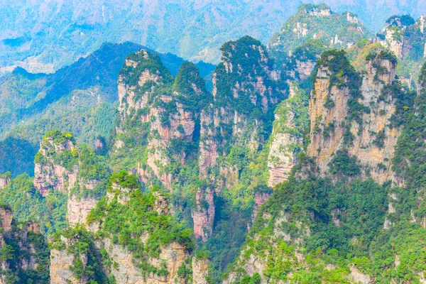 Bunte Klippen im Waldpark Zhangjiajie. — Stockfoto
