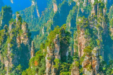 Renkli kayalıklarla Zhangjiajie Forest Park içinde