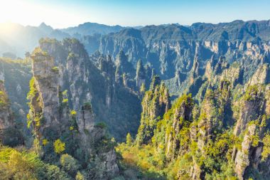 Renkli kayalıklarla Zhangjiajie Forest Park içinde gündoğumu zaman.