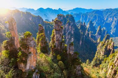 Renkli kayalıklarla Zhangjiajie Forest Park içinde.