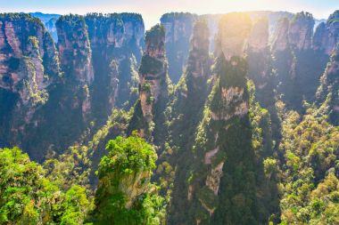 Renkli kayalıklarla Zhangjiajie Forest Park içinde.