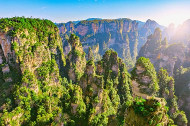 Renkli kayalıklarla Zhangjiajie Forest Park içinde