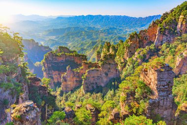 Renkli kayalıklarla Zhangjiajie Forest Park içinde.