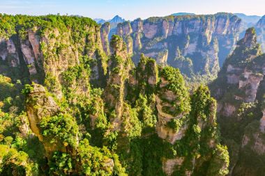Renkli kayalıklarla Zhangjiajie Forest Park içinde