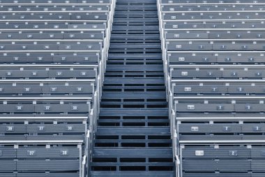 Tribune mavi koltuklar.