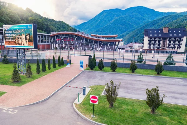 Plaza de la estación de tren Roza Khutor . —  Fotos de Stock