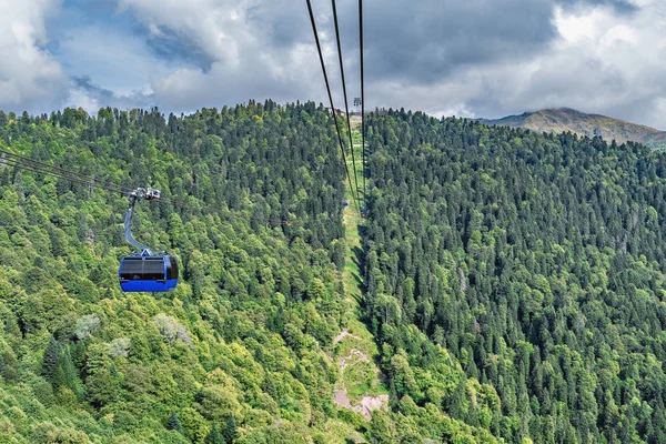 Chemin de câbles vers les montagnes . — Photo