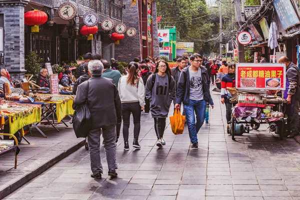 Wenshu の修道院によって crowdy 市場. — ストック写真