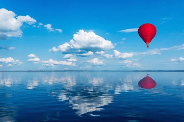 Hete luchtballon boven het meer. — Stockfoto