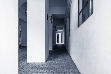 Koridor sütunlarla.