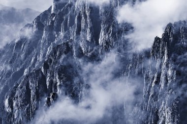 Dağ doruklarına Huangshan Milli Parkı.