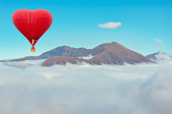 Morgenflug des Heißluftballons. — Stockfoto