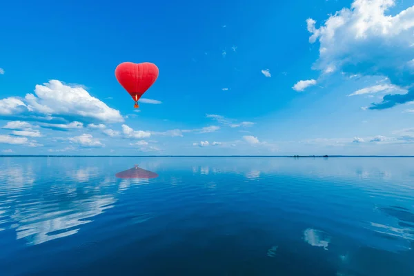 Globo de aire caliente rojo en forma de corazón. —  Fotos de Stock