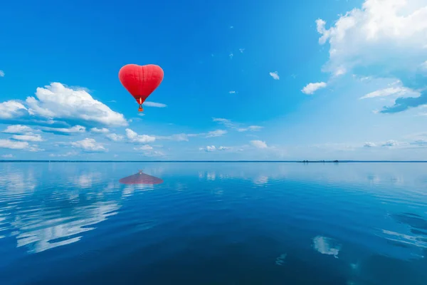 Globo de aire caliente rojo en forma de corazón. —  Fotos de Stock