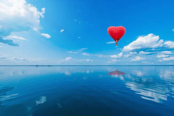 Balão de ar quente vermelho na forma de um coração. — Fotografia de Stock