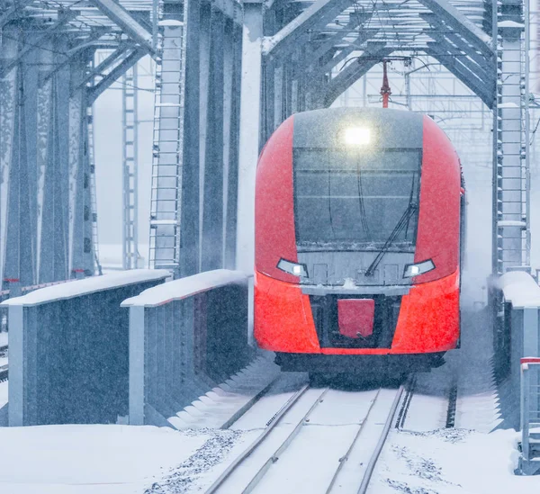 Hochgeschwindigkeitszug fährt durch die Brücke. — Stockfoto