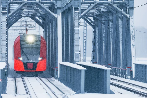 Highspeed trein beweegt door middel van de brug. — Stockfoto