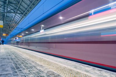 Yüksek hızlı tren istasyonu platformu için geldi.