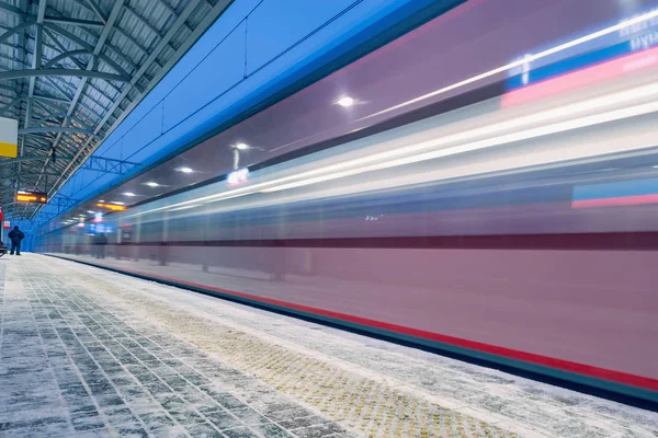 Treno ad alta velocità arriva alla piattaforma della stazione . — Foto Stock