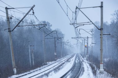 Demiryolu soğuk karlı akşam.
