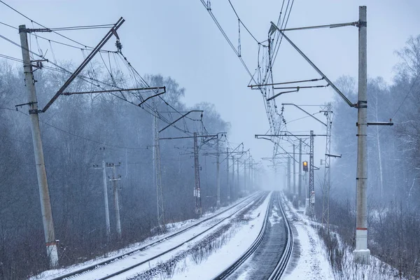 Demiryolu soğuk karlı akşam.