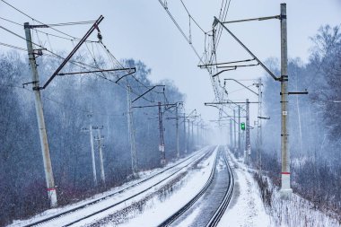 Demiryolu kış, akşam saat.