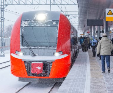 Yüksek hızlı tren durur istasyonu platformu akşam saat kış.