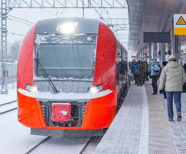 Comboio Alta Velocidade Fica Plataforma Estação Inverno Noite — Fotografia de Stock