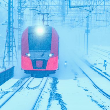 Yüksek hızlı tren istasyonu platformu yaklaşımlar.