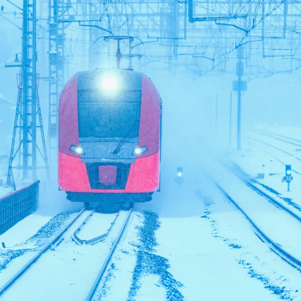 Comboio de alta velocidade aproxima-se da plataforma da estação . — Fotografia de Stock