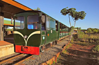 Elektrik dar hat tren Igauzu Falls'a.