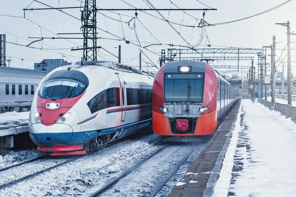 Dois modernos trens de alta velocidade . — Fotografia de Stock