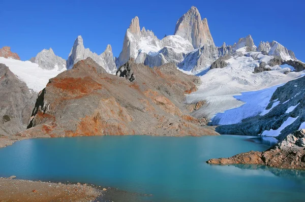 Csodálatos napfelkeltét kilátás Fitz Roy-hegy. — Stock Fotó