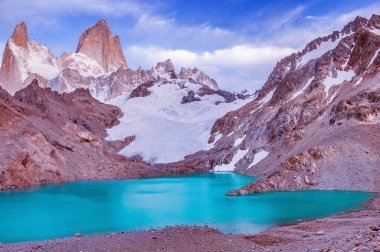 Şaşırtıcı gündoğumu görünümü Los Tres göl ve Fitz Roy dağ.