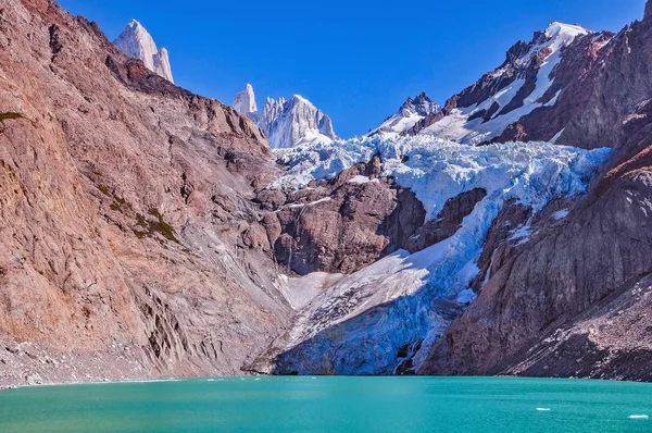 Lodowiec przesuwa się do jeziora w pobliżu: mountain Fitz Roy. — Zdjęcie stockowe