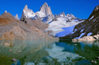 Los Tres göl kenarında Fitz Roy dağ.