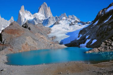 Los Tres göl kenarında Fitz Roy dağ.