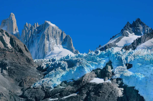 Glaciären flyttar till sjön nära Fitz Roy mountain. Nationalparken Los Glaciares. Argentina. — Stockfoto