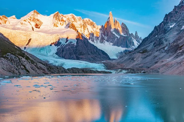 Increíble vista al amanecer de la montaña Cerro Torre junto al lago. Parque Nacional Los Glaciares. Argentina . —  Fotos de Stock