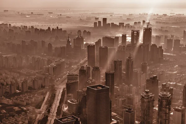 Fumaça acima do centro da cidade de Xangai ao nascer do sol . — Fotografia de Stock